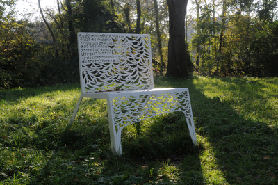 913023 Afbeelding van de door Thomas Vetulani ontworpen 'Gedichtenbank' aan het Lo Bruntpad in de Voorveldse Polder te ...